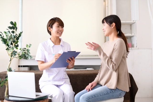 歯科医院で相談する女性