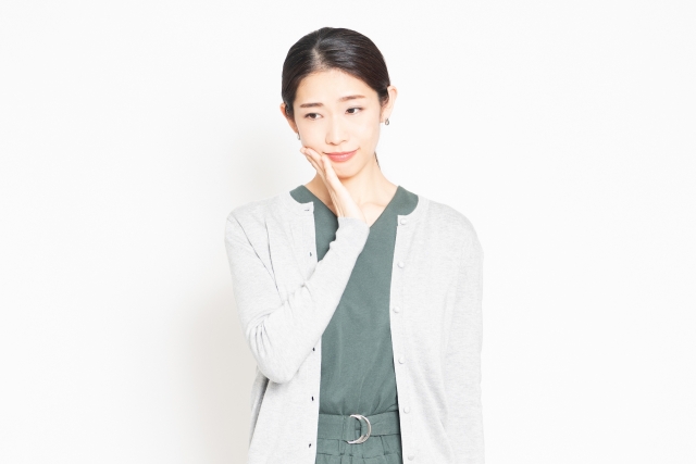 歯の痛みに悩む女性